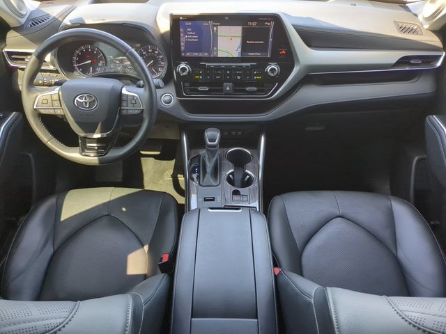 Used 2020 Toyota Highlander Platinum FWD image 16