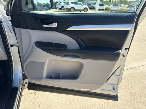 Used 2018 Toyota Highlander XLE AWD/4WD image 23