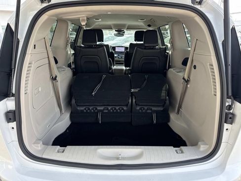 Used 2024 Chrysler Pacifica Limited FWD image 9