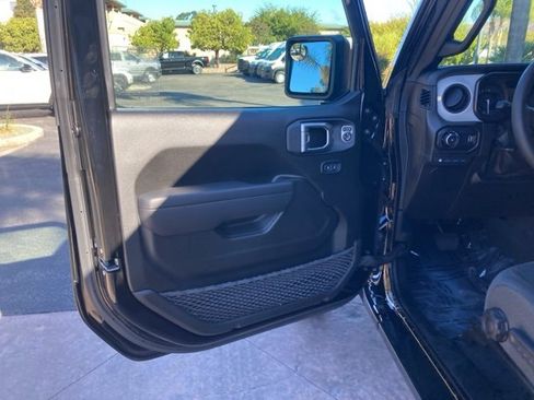 Used 2024 Jeep Wrangler Unlimited image 11