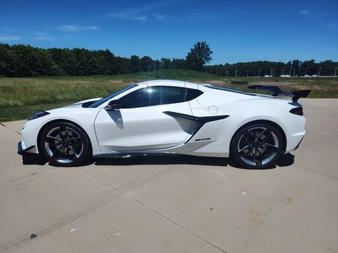 Used 2025 Chevrolet Corvette Z06 RWD image 5