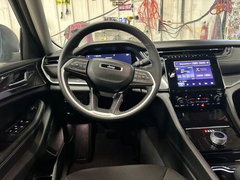 Certified 2023 Jeep Grand Cherokee Laredo w/ Luxury Tech Group I image 16