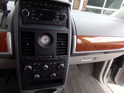 Used 2008 Chrysler Town & Country Touring image 32