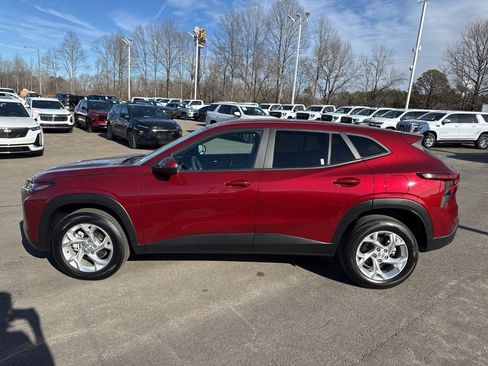 Used 2025 Chevrolet Trax LS w/ LS Convenience Package image 2