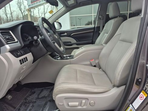 Used 2016 Toyota Highlander Limited image 2