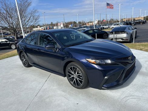 Certified 2021 Toyota Camry SE image 2