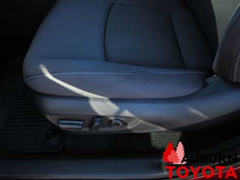 Certified 2022 Toyota Venza LE image 11