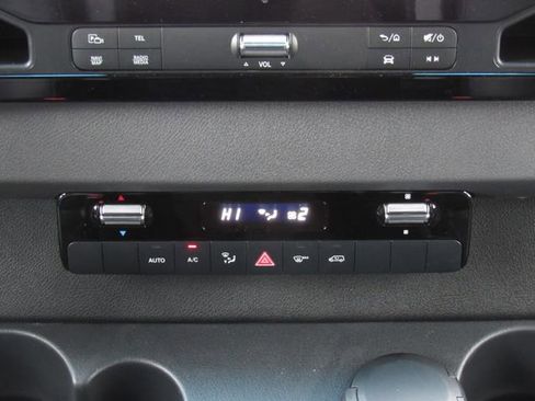Used 2022 Mercedes-Benz Sprinter 2500 image 32