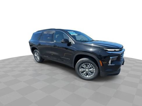 Used 2025 Chevrolet Traverse LT FWD image 2