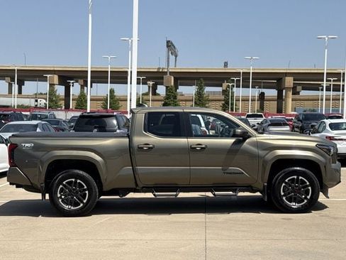 Used 2025 Toyota Tacoma TRD Sport AWD/4WD image 3