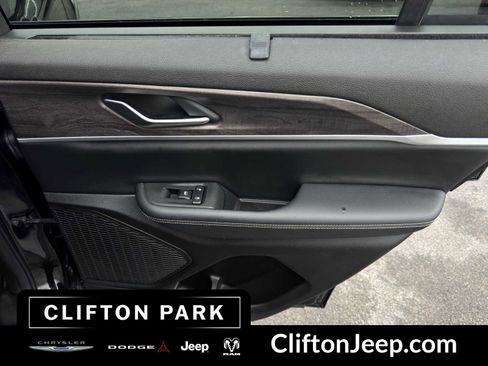 Certified 2023 Jeep Grand Cherokee Limited w/ Luxury Tech Group II image 19