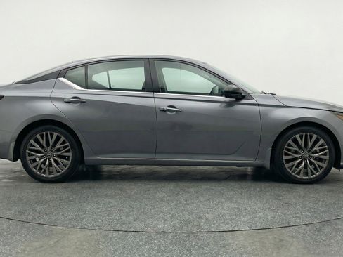 Used 2025 Nissan Altima 2.5 SV image 11