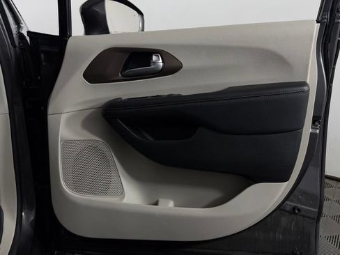 Used 2018 Chrysler Pacifica Touring-L w/ Premium Audio Group FWD image 31