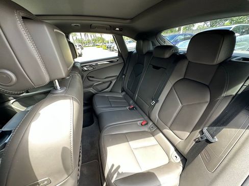 Certified 2023 Porsche Macan AWD/4WD image 38