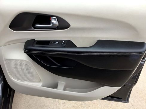 Used 2022 Chrysler Pacifica Touring-L image 36