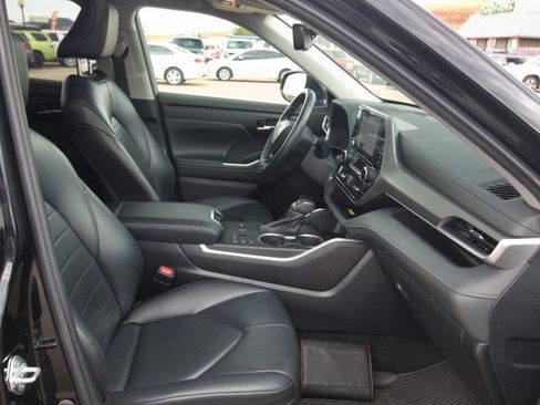 Used 2023 Toyota Highlander XLE AWD/4WD image 34