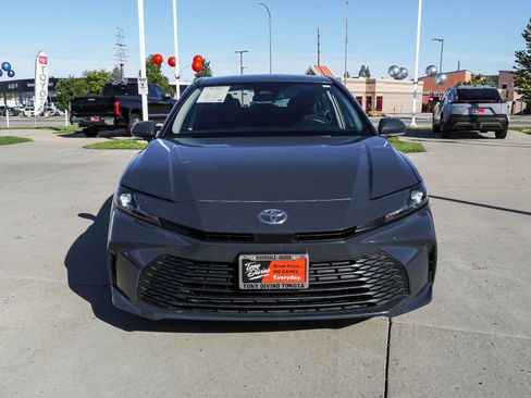 Used 2025 Toyota Camry LE AWD/4WD image 3