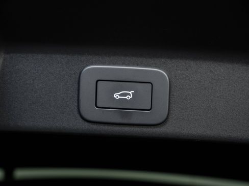 Used 2025 Jaguar F-PACE SVR AWD/4WD image 31