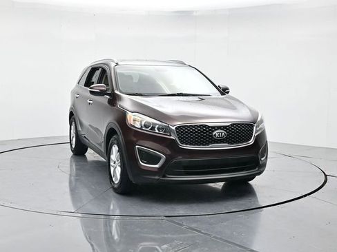 Used 2016 Kia Sorento LX w/ LX Convenience Package image 4