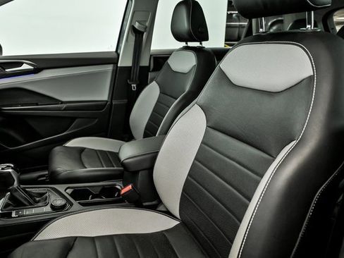 Certified 2022 Volkswagen Taos SEL w/ Panoramic Sunroof Package image 12