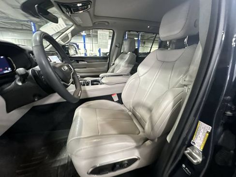 Used 2023 Jeep Wagoneer Series III w/ Premium Group I AWD/4WD image 17