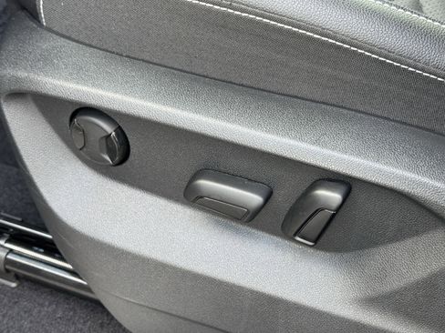 Used 2025 Volkswagen Atlas SE image 18