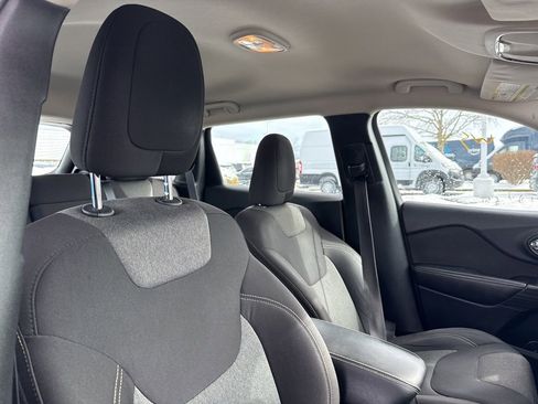 Used 2015 Jeep Cherokee Sport image 16