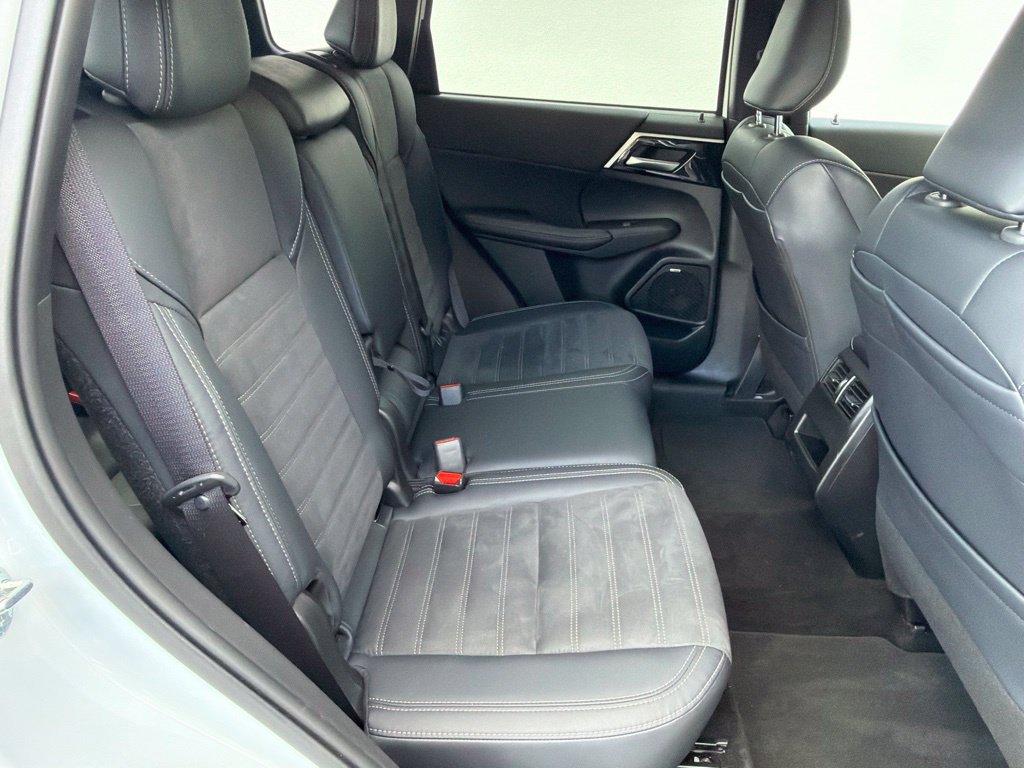 Used 2025 Mitsubishi Outlander SE AWD/4WD image 24