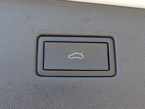 Used 2024 Volkswagen Tiguan SE image 10