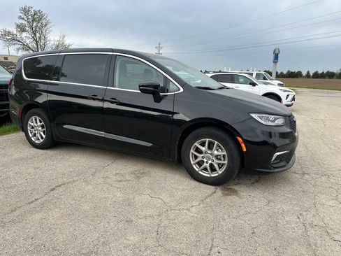 Used 2024 Chrysler Pacifica Touring-L FWD image 5