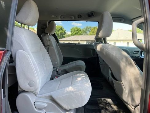 Used 2016 Toyota Sienna LE w/ Outdoor Package FWD image 16