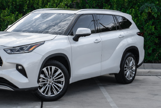 Used 2023 Toyota Highlander Platinum FWD image 6