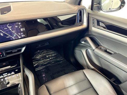 Used 2025 Porsche Cayenne image 21