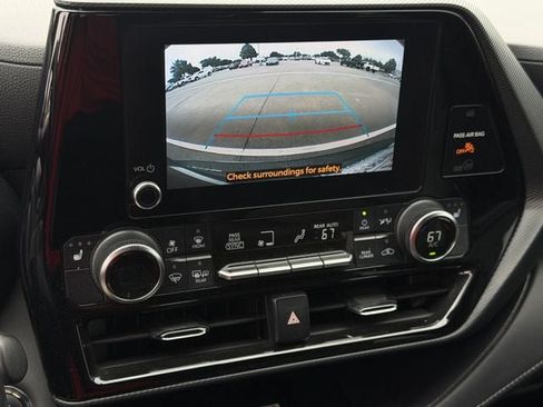 Used 2023 Toyota Highlander XSE FWD image 18