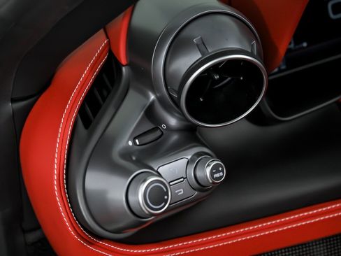 Used 2022 Ferrari F8 Tributo image 33