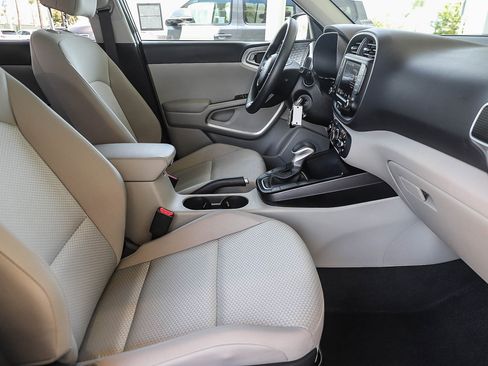 Used 2025 Kia Soul LX FWD image 19