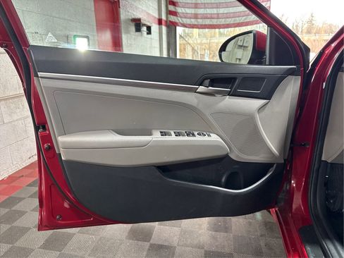 Used 2019 Hyundai Elantra SE image 16