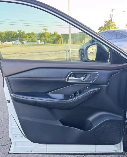Used 2021 Nissan Rogue Platinum FWD image 17