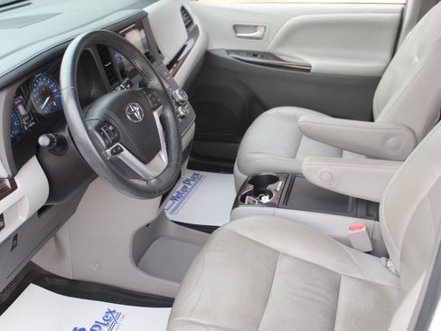 Used 2017 Toyota Sienna XLE w/ XLE Navigation Package FWD image 12
