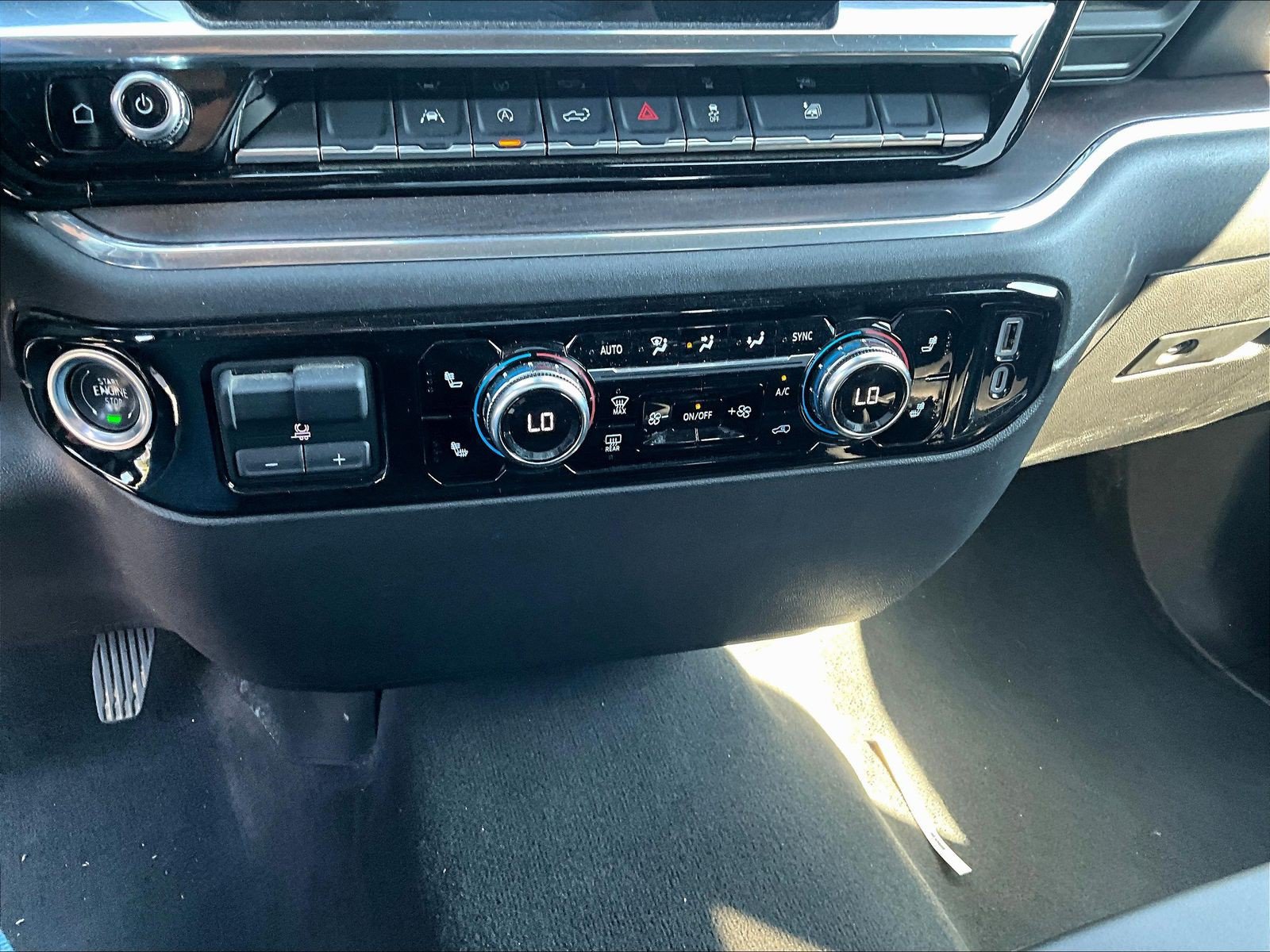 Used 2025 GMC Sierra 1500 SLT AWD/4WD image 16