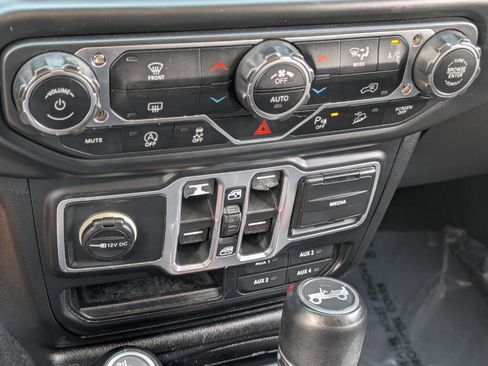 Used 2018 Jeep Wrangler Unlimited Sahara AWD/4WD image 25