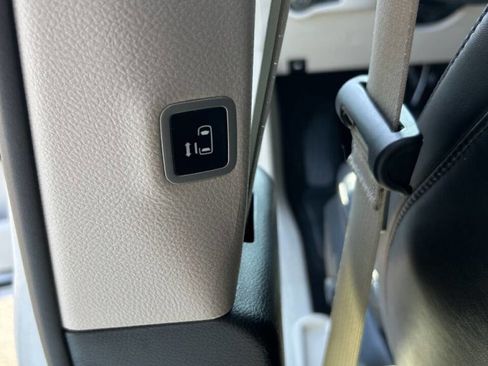 Used 2024 Chrysler Pacifica Touring-L image 21