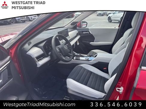 New 2025 Mitsubishi Outlander SE image 5