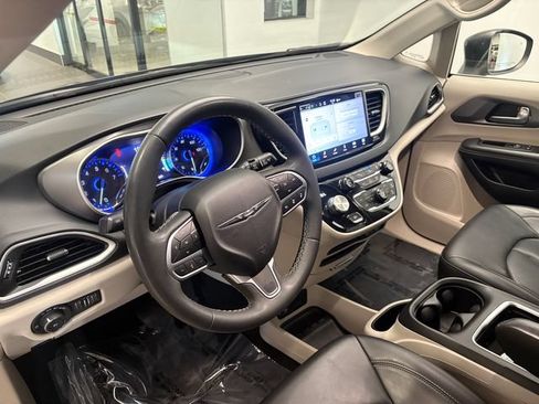 Used 2023 Chrysler Pacifica Touring-L FWD image 23