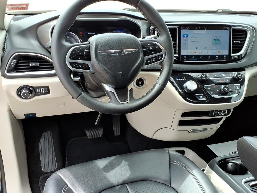 Used 2024 Chrysler Pacifica Touring-L FWD image 15
