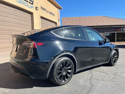 Used 2022 Tesla Model Y Long Range AWD/4WD image 32