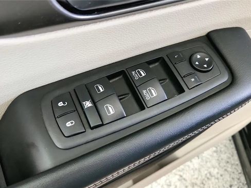 Used 2023 Chrysler Pacifica Touring-L FWD image 32