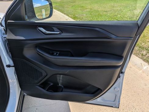 Used 2023 Jeep Grand Cherokee Altitude AWD/4WD image 11