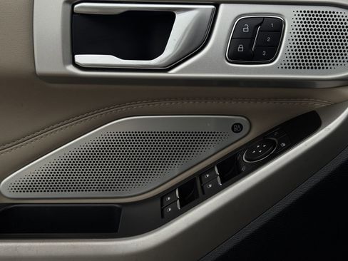 Used 2022 Ford Explorer Limited w/ Limited Technology Package RWD image 23