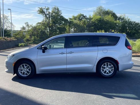 Used 2024 Chrysler Voyager LX FWD image 4